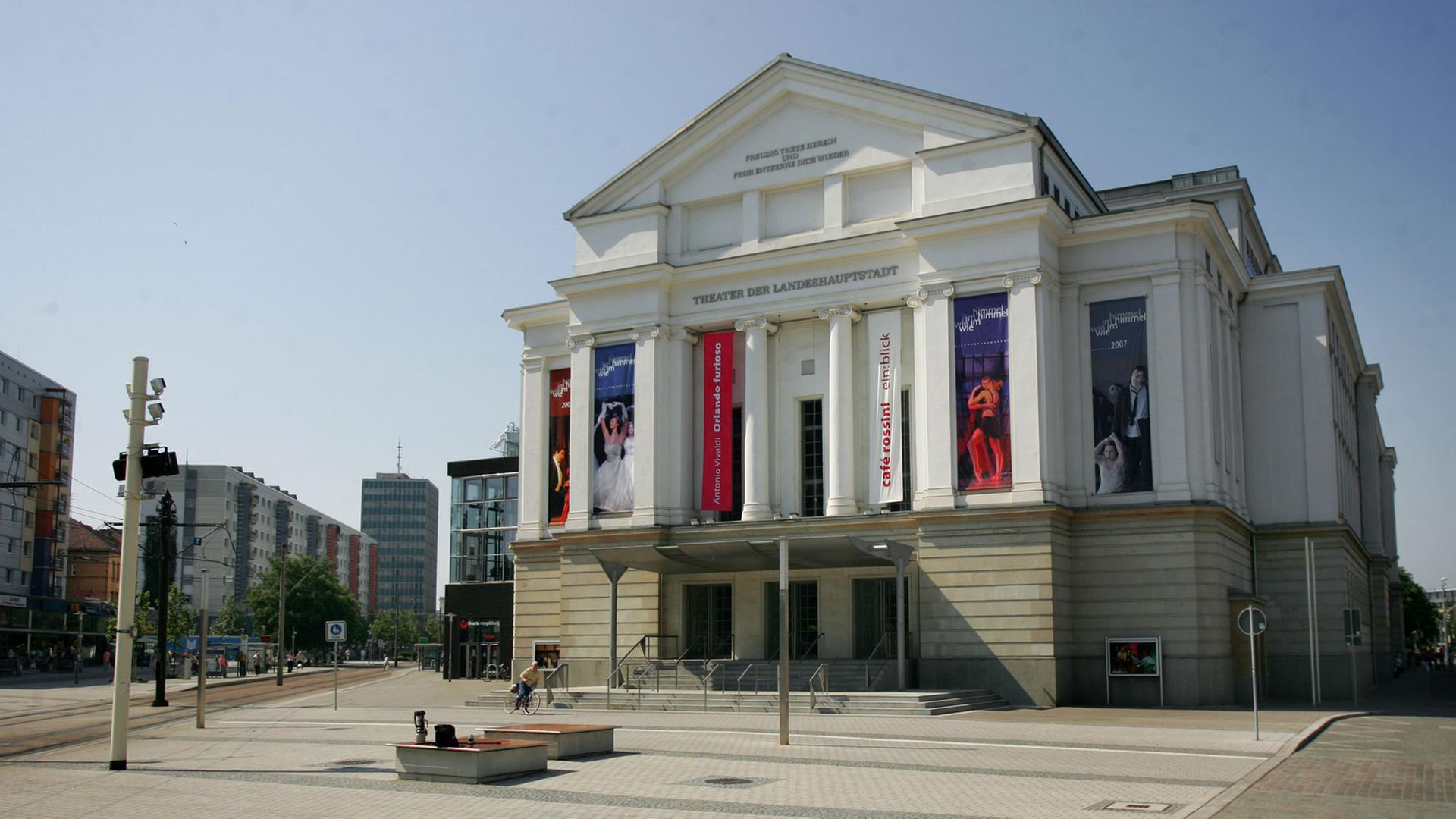 Das Theater der Landeshauptstadt von Sachsen-Anhalt am Universitätsplatz in Magdeburg. Das Theater der Landeshauptstadt von Sachsen-Anhalt am Universitätsplatz in Magdeburg.