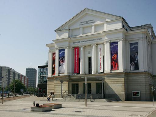 Das Theater der Landeshauptstadt am Universitätsplatz in Magdeburg,