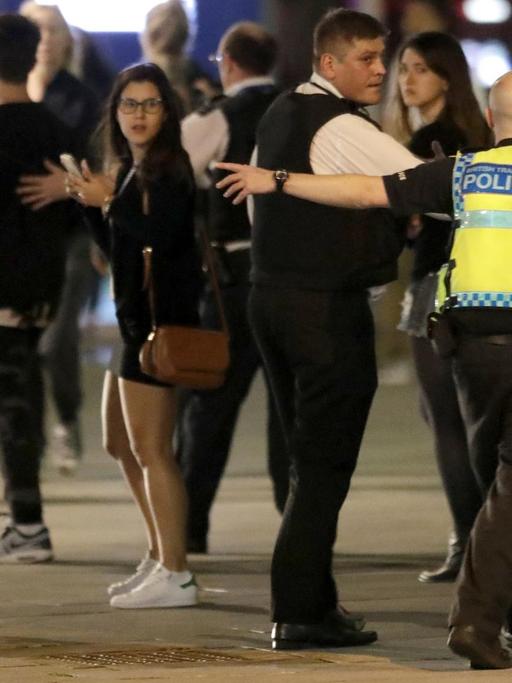 Polizisten versuchen in London, die Menschen vom Ort des Attentats am Samstagabend fernzuhalten.