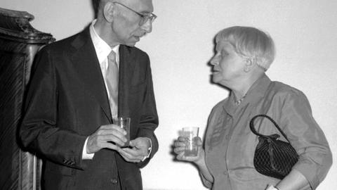 Die polnische Autorin und Publizistin Maria Dąbrowska (1889-1965), hier mit dem polnischen Schriftsteller und Kritiker Antoni Slonimski bei einem Treffen 1957 in Warschau.