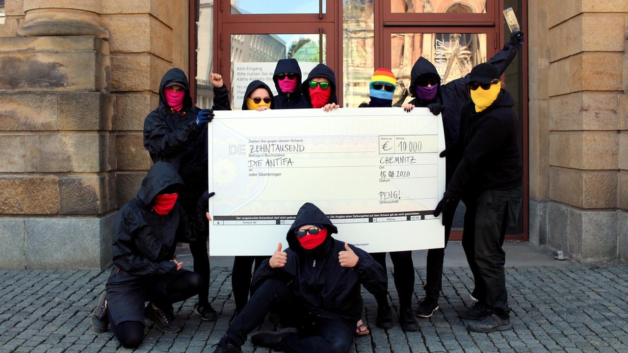 Mitglieder des Peng!-Kollektivs mit einem vermeintlichen Scheck für die Antifa. Mitglieder des Peng!-Kollektivs mit einem vermeintlichen Scheck für die Antifa.