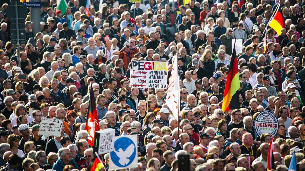 Mehrere tausend Pegida-Anhänger demonstrieren auf dem Theaterplatz in Dresden. Mehrere tausend Pegida-Anhänger demonstrieren auf dem Theaterplatz in Dresden.