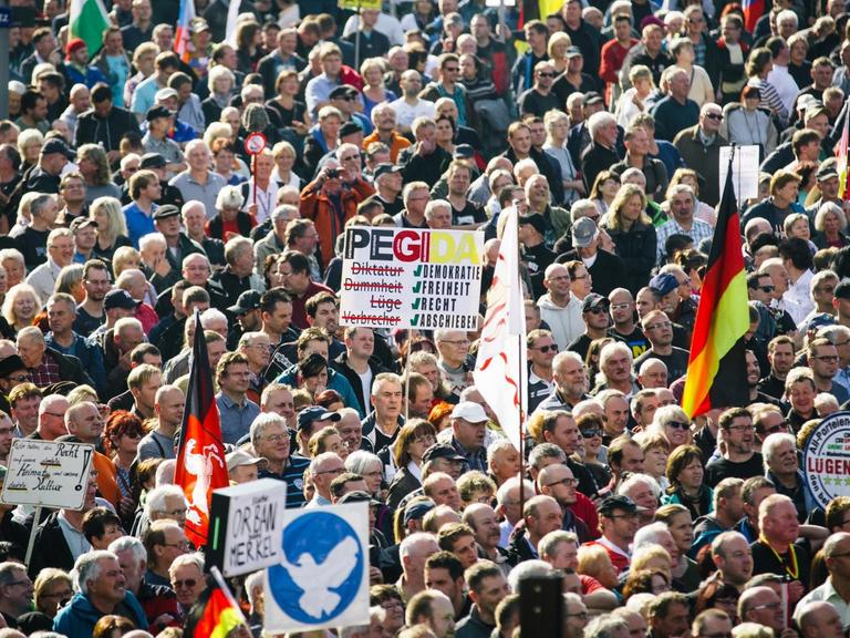 Mehrere tausend Pegida-Anhänger demonstrieren auf dem Theaterplatz in Dresden.