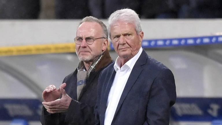 Nachdem Bayern-Ultras Hoffenheims Dietmar Hopp mit Plakaten geschändet haben, wurde das Spiel unterbrochen, danach mit einem Nichtangriffspakt zuende gebracht, Vorstandsvorsitzender Karl-Heinz Rummenigge FC Bayern München schaut mit Dietmar Hopp re die Schlussminuten vom Spielfeldrand aus an. Nachdem Bayern-Ultras Hoffenheims Dietmar Hopp mit Plakaten geschändet haben, wurde das Spiel unterbrochen, danach mit einem Nichtangriffspakt zuende gebracht, Vorstandsvorsitzender Karl-Heinz Rummenigge FC Bayern München schaut mit Dietmar Hopp re die Schlussminuten vom Spielfeldrand aus an.