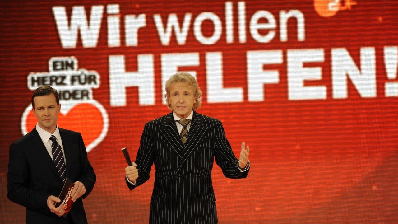 Die Moderatoren Thomas Gottschalk (r) und Steffen Seibert während einer Spenden-Sendung für die Erdbebenopfer von Haiti. Die Moderatoren Thomas Gottschalk (r) und Steffen Seibert während einer Spenden-Sendung für die Erdbebenopfer von Haiti.