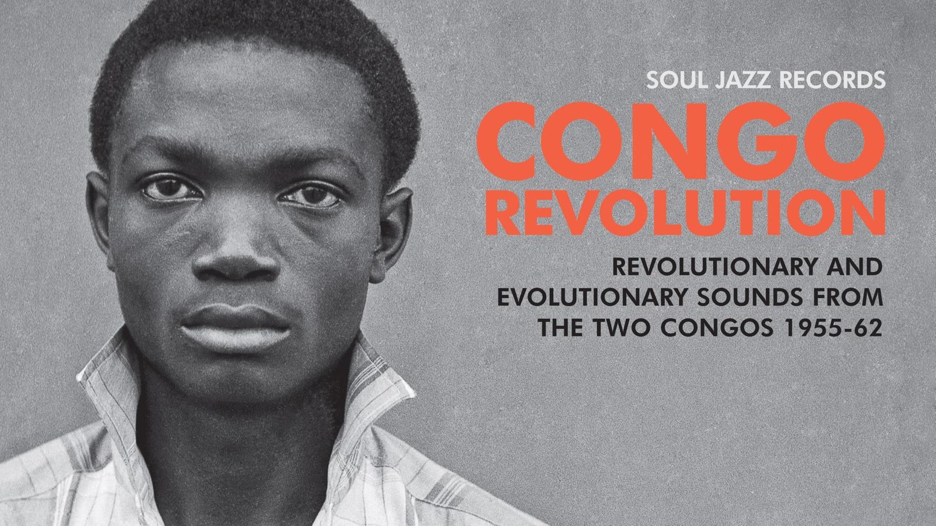 Ein junger Mann mit dunkler Hautfarbe im karierten Hemd schaut ernst in die Kamera. Rechts neben ihm ist der Titel des Albums "Congo Revolution" zu lesen. Ein junger Mann mit dunkler Hautfarbe im karierten Hemd schaut ernst in die Kamera. Rechts neben ihm ist der Titel des Albums "Congo Revolution" zu lesen.