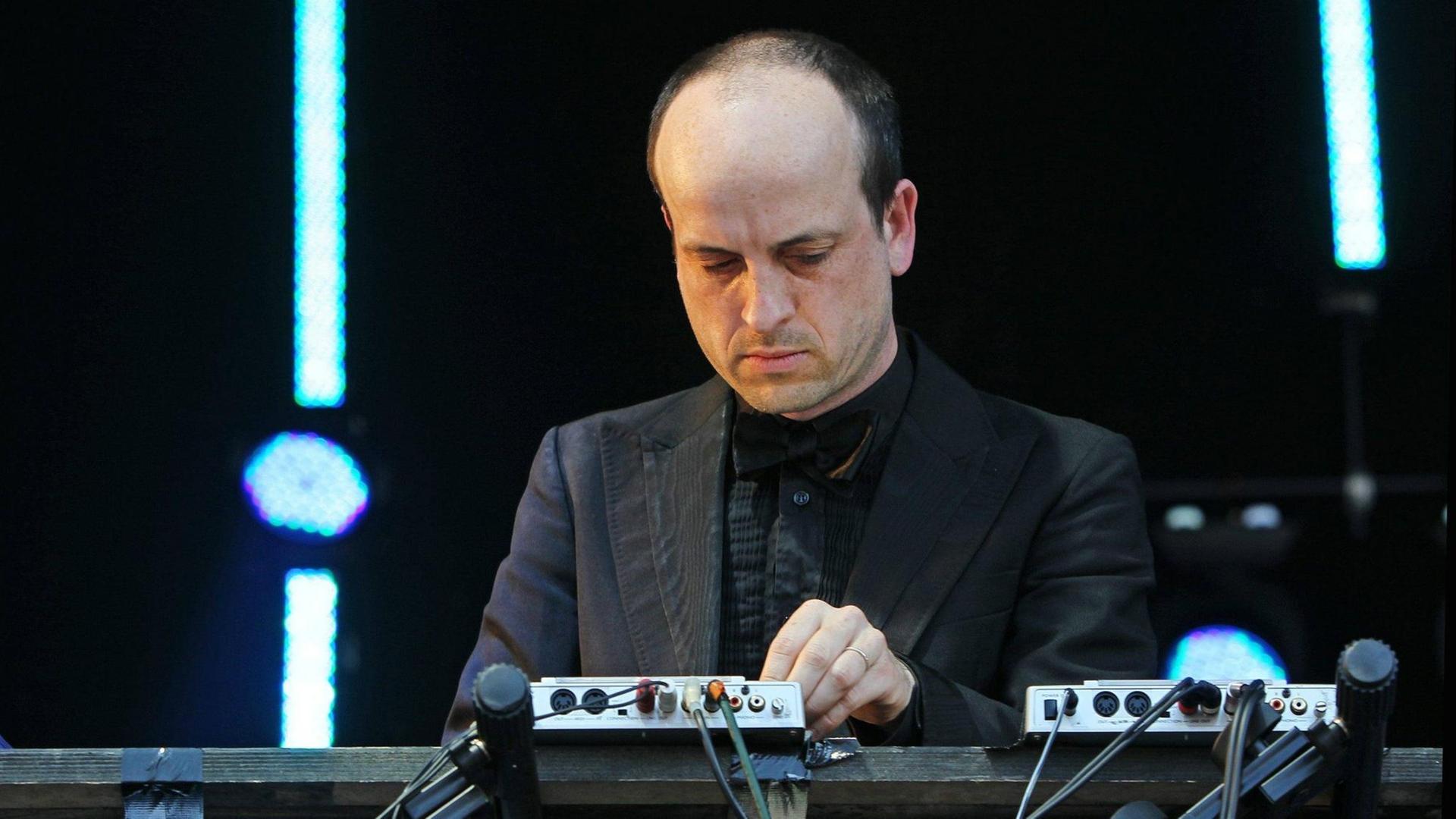 Der britische Musiker Matthew Herbert bei einem Konzert im Jahr 2012 Der britische Musiker Matthew Herbert bei einem Konzert im Jahr 2012