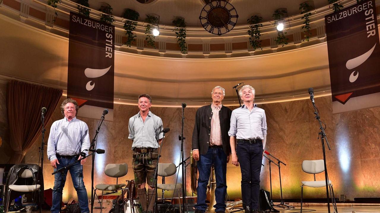 Gerhard Polt und die drei Well Brüder stehen auf der Bühne des Kurthauses in Meran