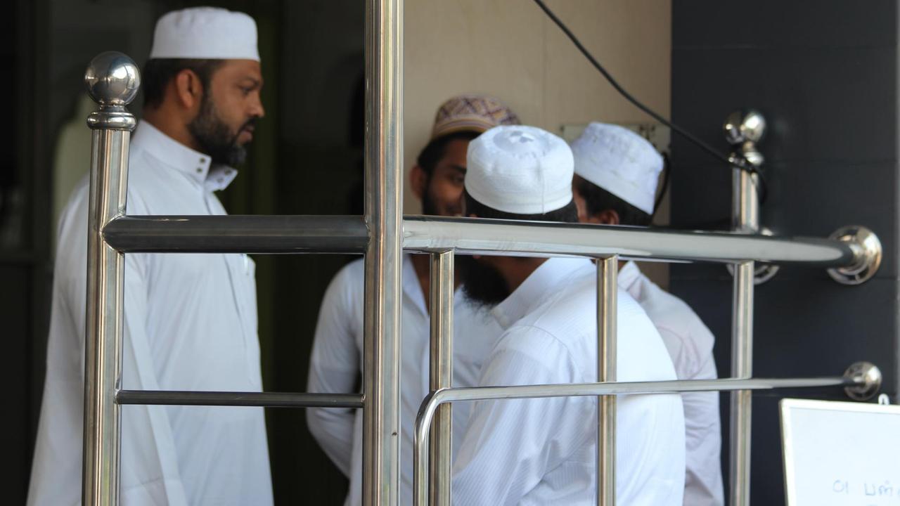 Viele Muslime in Sri Lanka vermeiden in dieser angespannten Situation alles, was als Provokation aufgefasst werden könnte - sogar den Ruf ihres Muezzins Viele Muslime in Sri Lanka vermeiden in dieser angespannten Situation alles, was als Provokation aufgefasst werden könnte - sogar den Ruf ihres Muezzins