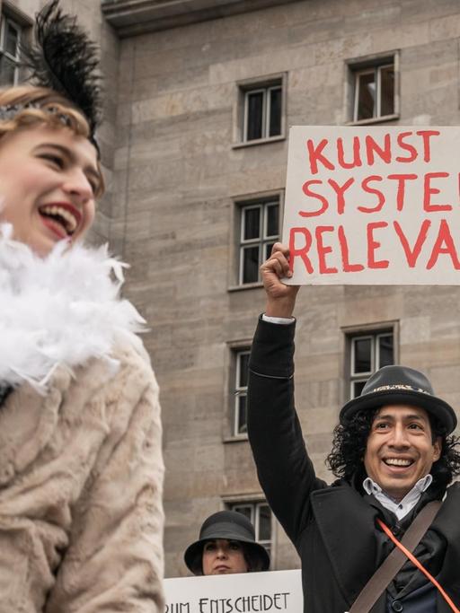 Künstler demonstrieren für wirksame Corona-Hilfen für Soloselbstständige vor dem Finanzministerium mit Schildern, unter anderem mit der Aufschrift „Kunst ist systemrelevant“.