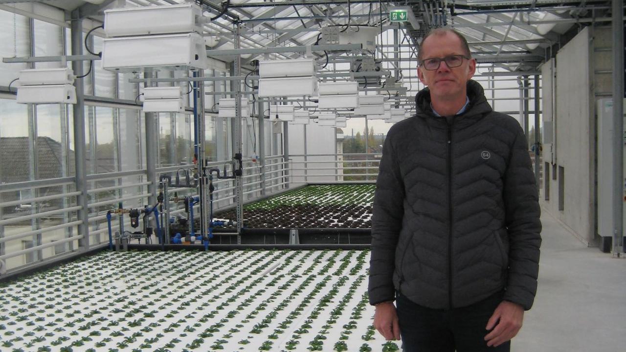 Volkmar Keuter, Abteilungsleiter Photonik und Umwelt, Fraunhofer UMSICHT im Dachgewächshaus Altmarktgarten Volkmar Keuter, Abteilungsleiter Photonik und Umwelt, Fraunhofer UMSICHT im Dachgewächshaus Altmarktgarten