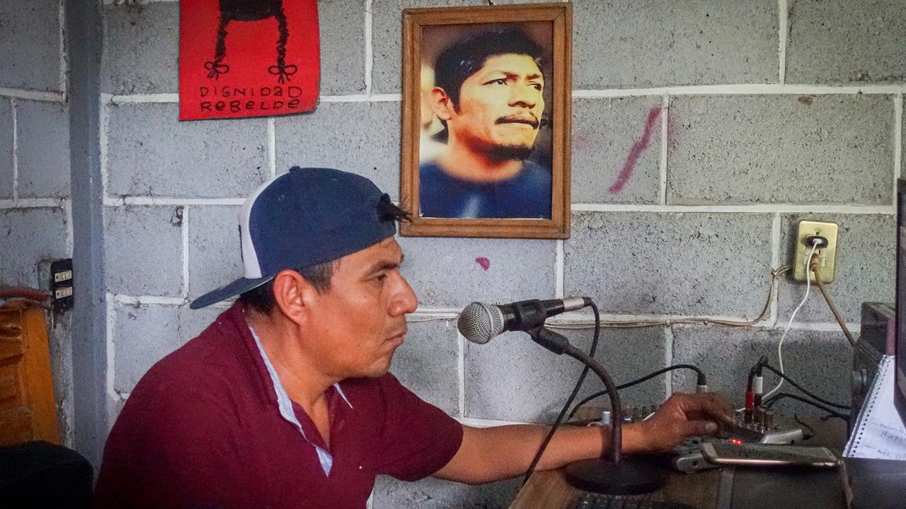 Moderator Leonel Perez Mendoza im Studio Moderator Leonel Perez Mendoza im Studio