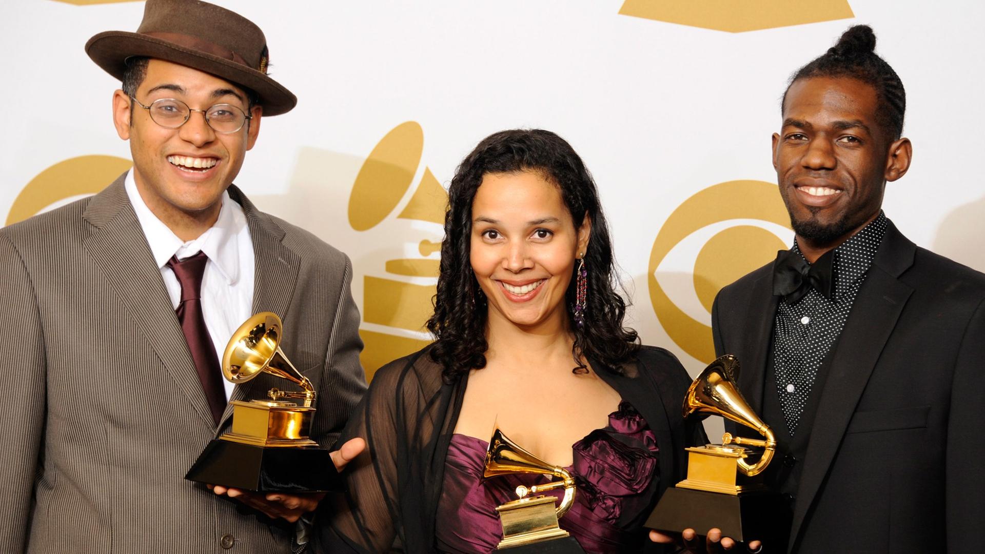 Dom Flemons, Rhiannon Giddens und Justin Robinson alias "Carolina Chocolate" bekommen einen Grammy für das beste traditionelle Folk-Album; Aufnahme vom Februar 2011 Dom Flemons, Rhiannon Giddens und Justin Robinson alias "Carolina Chocolate" bekommen einen Grammy für das beste traditionelle Folk-Album; Aufnahme vom Februar 2011