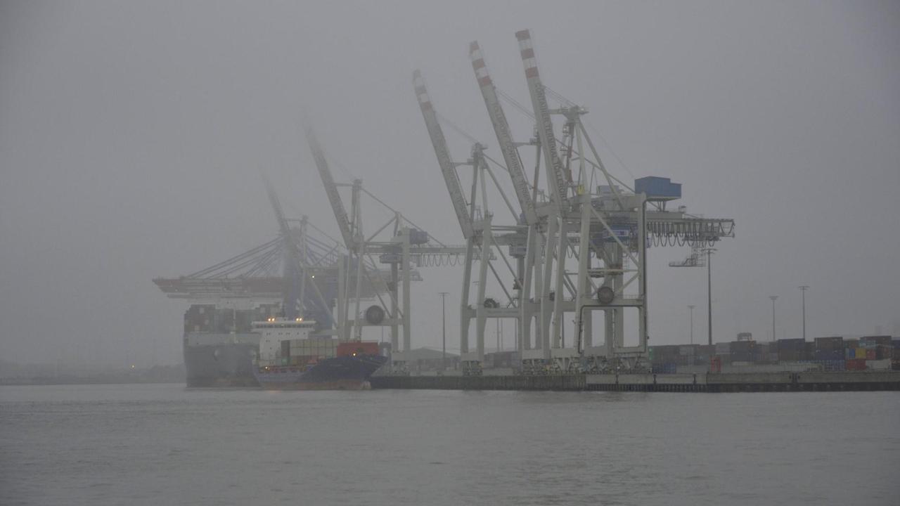 Hamburger Hafen im Nebel.