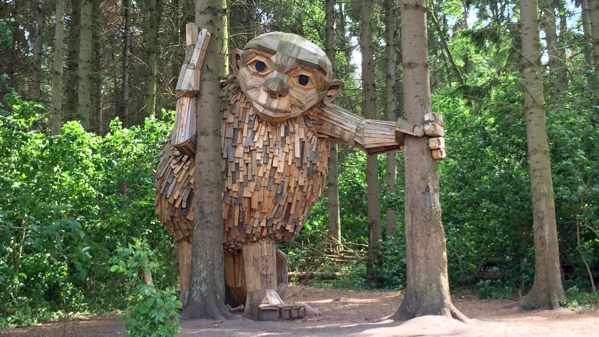 Holzskulptur "Lille Tilde" des Künstlers Thomas Dambo nahe Kopenhagen Holzskulptur "Lille Tilde" des Künstlers Thomas Dambo nahe Kopenhagen