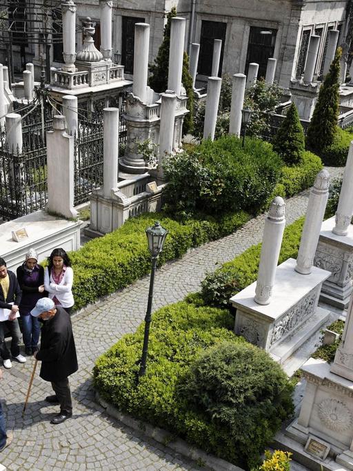 Führung türkischer Touristen auf einem muslimischen Friedhof, Mahmut II Türbesi, Cagaloglu, Istanbul, Türkei
