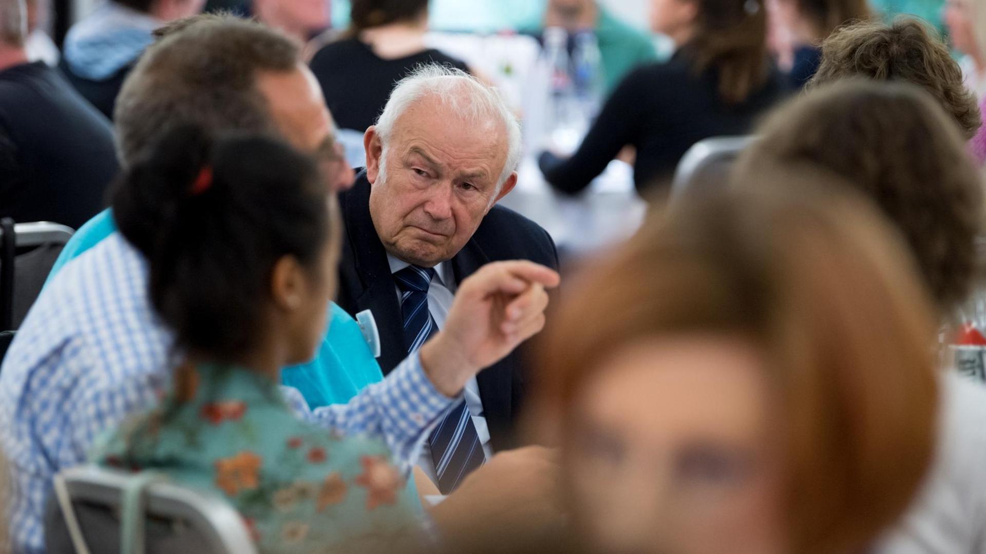 Das Bild zeigt eine Tagung des Bürgerrates Demokratie in Leipzig: In der Mitte einer Personengruppe sitzt Günther Beckstein, früherer Ministerpräsident von Bayern. Das Bild zeigt eine Tagung des Bürgerrates Demokratie in Leipzig: In der Mitte einer Personengruppe sitzt Günther Beckstein, früherer Ministerpräsident von Bayern.