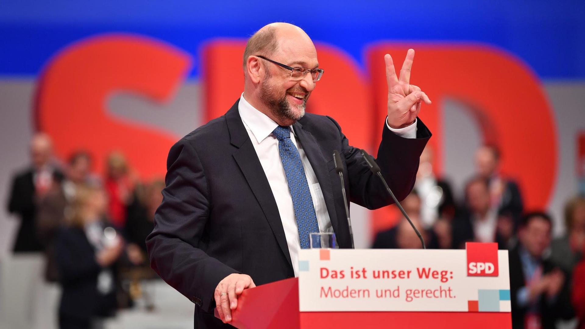 Martin Schulz zeigt das Victory-Zeichen nach seiner Wiederwahl. Martin Schulz zeigt das Victory-Zeichen nach seiner Wiederwahl.