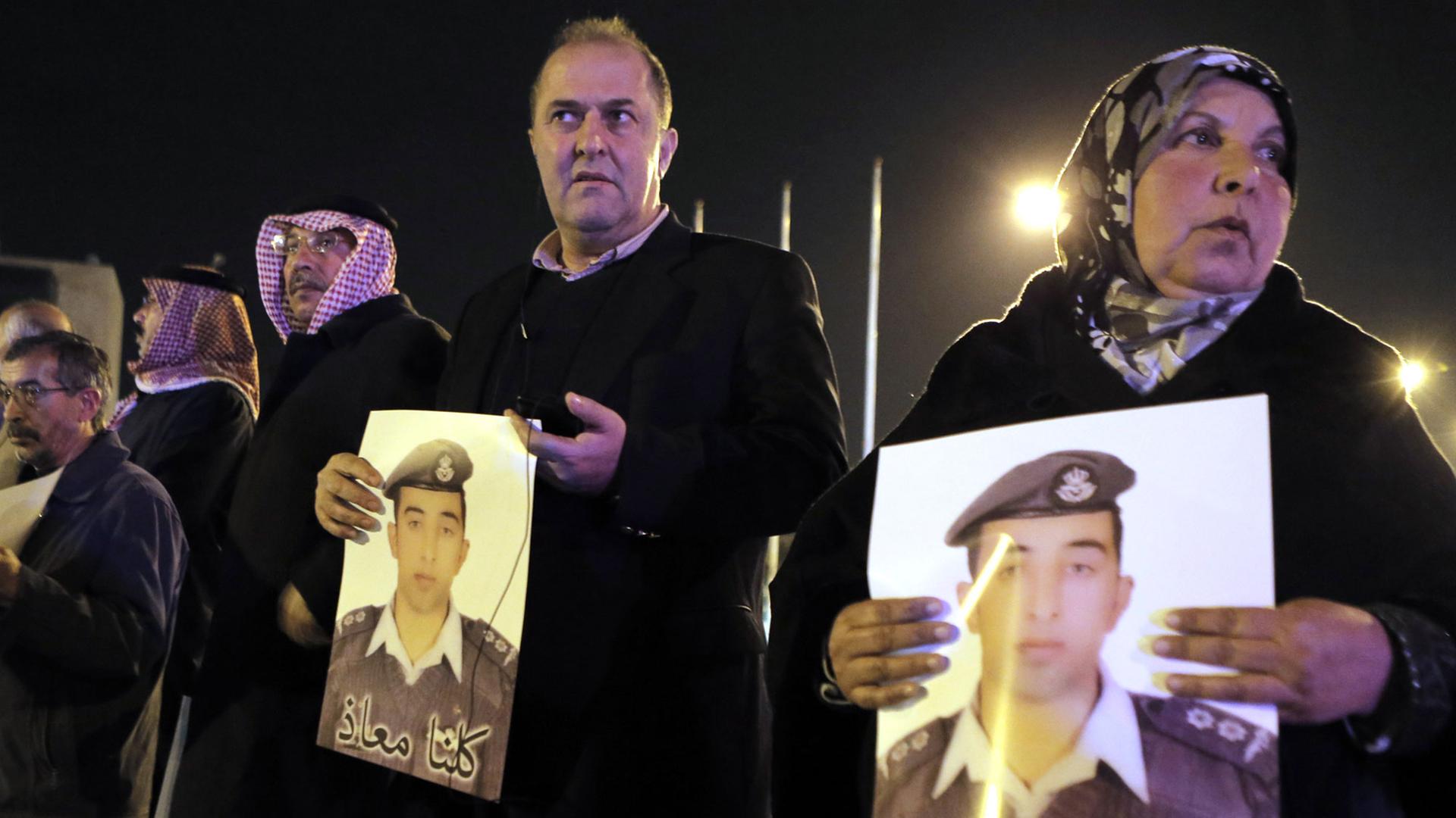 Vor der Ermordung Muas al-Kasasbas: Die Mutter (r.) und andere Verwandte protestieren für eine Freilassung. Vor der Ermordung Muas al-Kasasbas: Die Mutter (r.) und andere Verwandte protestieren für eine Freilassung.