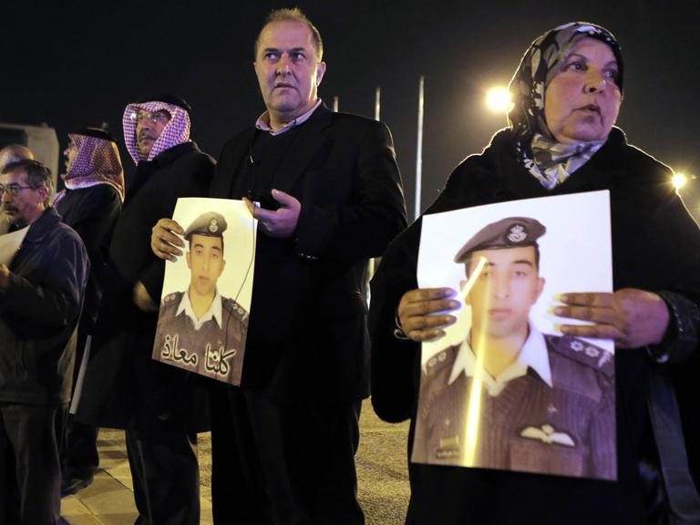 Vor der Ermordung Muas al-Kasasbas: Die Mutter (r.) und andere Verwandte protestieren für eine Freilassung.