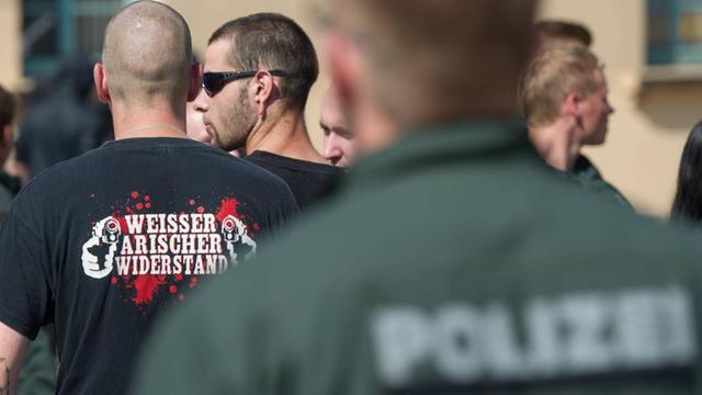 Die Polizei an einem Wahlstand der NPD in Weimar/Thüringen 2013