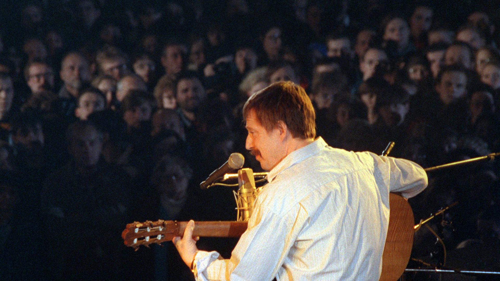 Der Liedermacher Wolf Biermann, aufgenommen am 01.12.1989 in der Leipziger Messehalle bei seinem ersten Konzert in der DDR nach dreizehnjährigem Exil. Der Auftritt des 1976 ausgebürgerten Künstlers wurde nach dem Fall der Mauer am 9. November 1989 möglich.