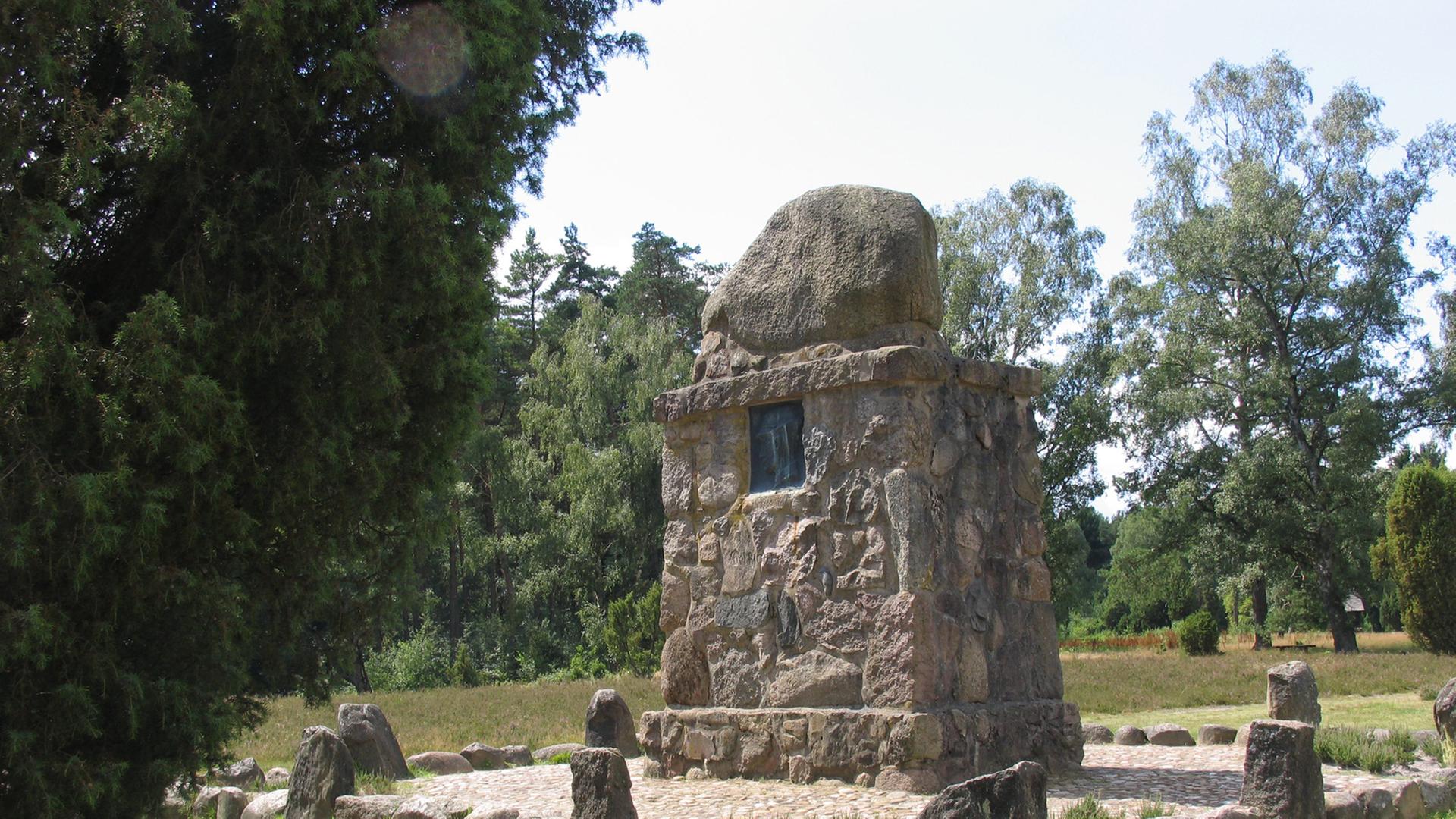 Der Hermann Löns Stein (nicht das Grab) von 1921 auf dem Wietzer Berg bei Müden(Örtze). Der Hermann Löns Stein (nicht das Grab) von 1921 auf dem Wietzer Berg bei Müden(Örtze).