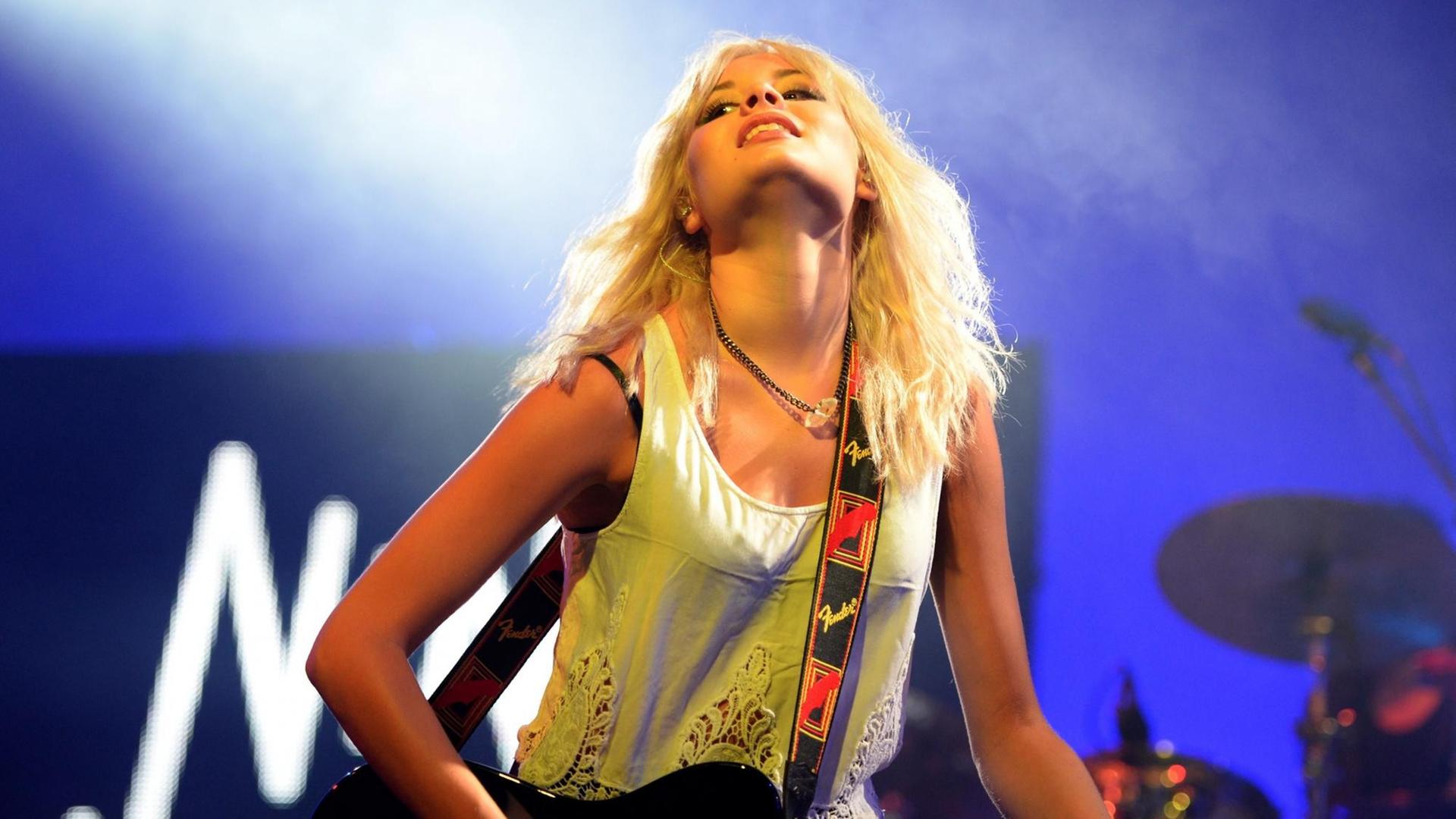Musikerin Nina Nesbitt bei seinem Konzert 2014 - mit blonder Mähne und einer E-Gitarre Musikerin Nina Nesbitt bei seinem Konzert 2014 - mit blonder Mähne und einer E-Gitarre