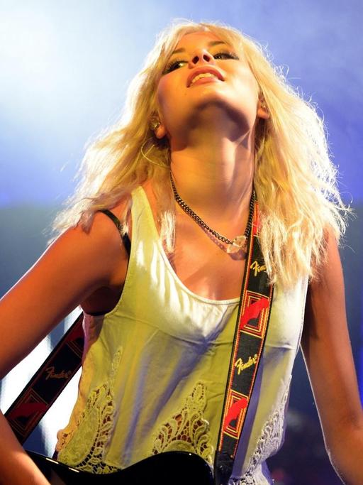 Musikerin Nina Nesbitt bei seinem Konzert 2014 - mit blonder Mähne und einer E-Gitarre