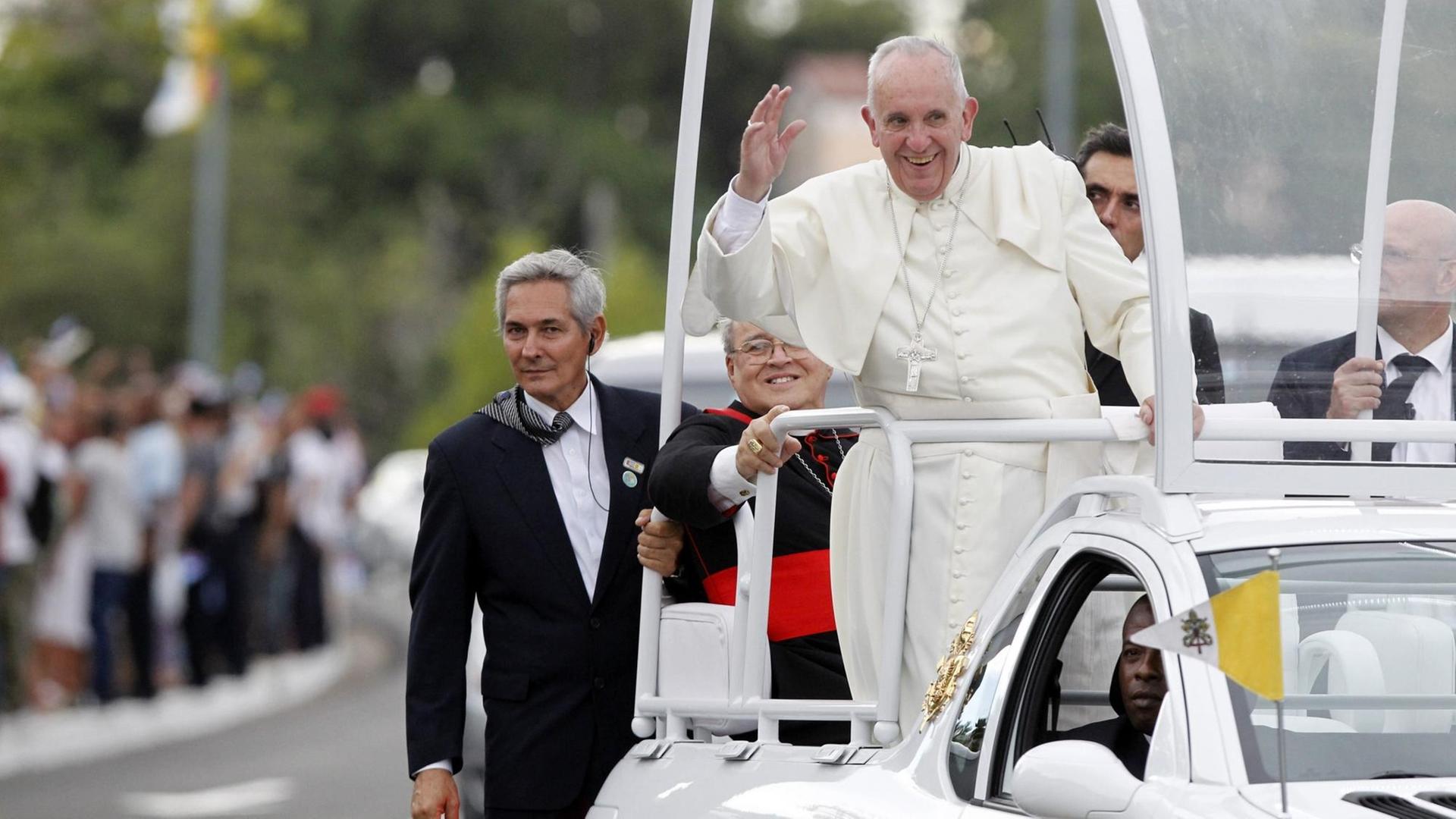 Papst Franziskus wird von den Menschen in Havanna bejubelt