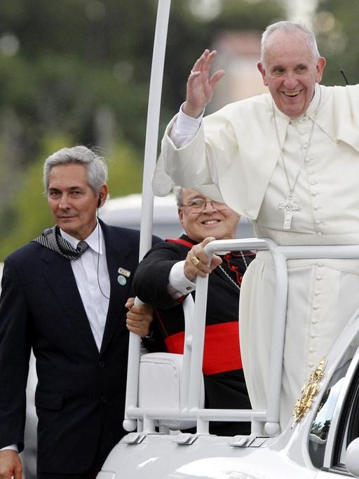 Papst Franziskus wird von den Menschen in Havanna bejubelt
