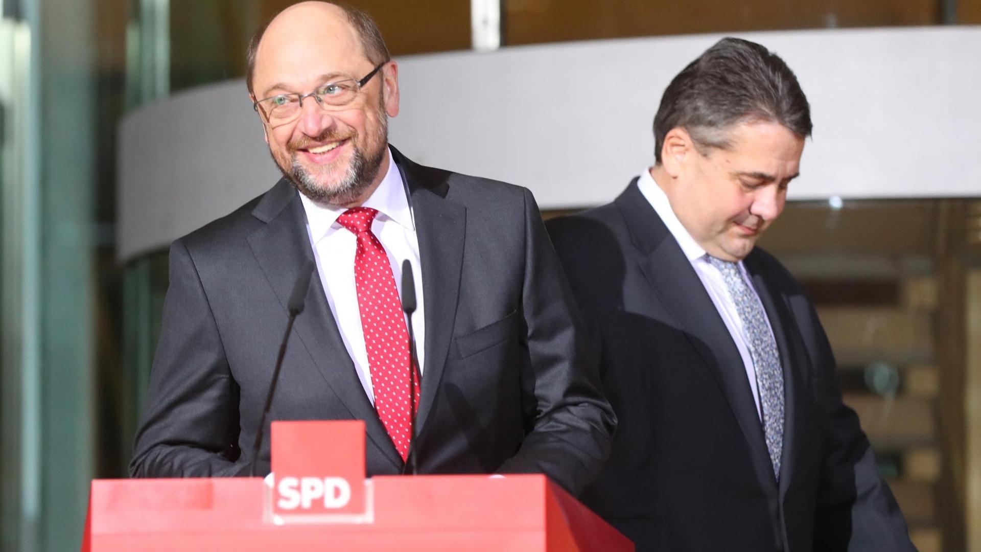 Der SPD-Parteivorsitzende Sigmar Gabriel (r) und Martin Schulz (SPD) geben am 24.01.2017 in Berlin in der SPD Zentrale eine Pressekonferenz.