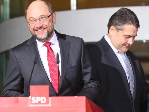 Der SPD-Parteivorsitzende Sigmar Gabriel (r) und Martin Schulz (SPD) geben am 24.01.2017 in Berlin in der SPD Zentrale eine Pressekonferenz.