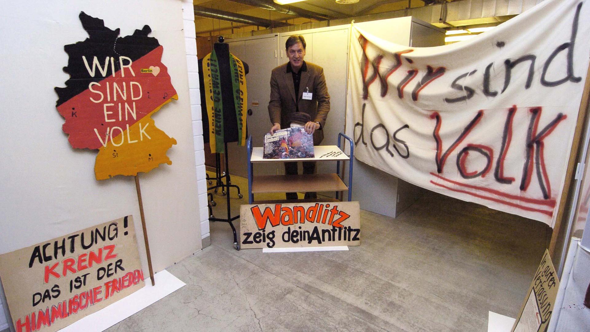 Blick auf Transparente, die von DDR-Bürgern auf Demonstrationen zur Wendezeit mitgeführt wurden, aufgenommen im Deutschen Historischen Museum in Berlin Blick auf Transparente, die von DDR-Bürgern auf Demonstrationen zur Wendezeit mitgeführt wurden, aufgenommen im Deutschen Historischen Museum in Berlin