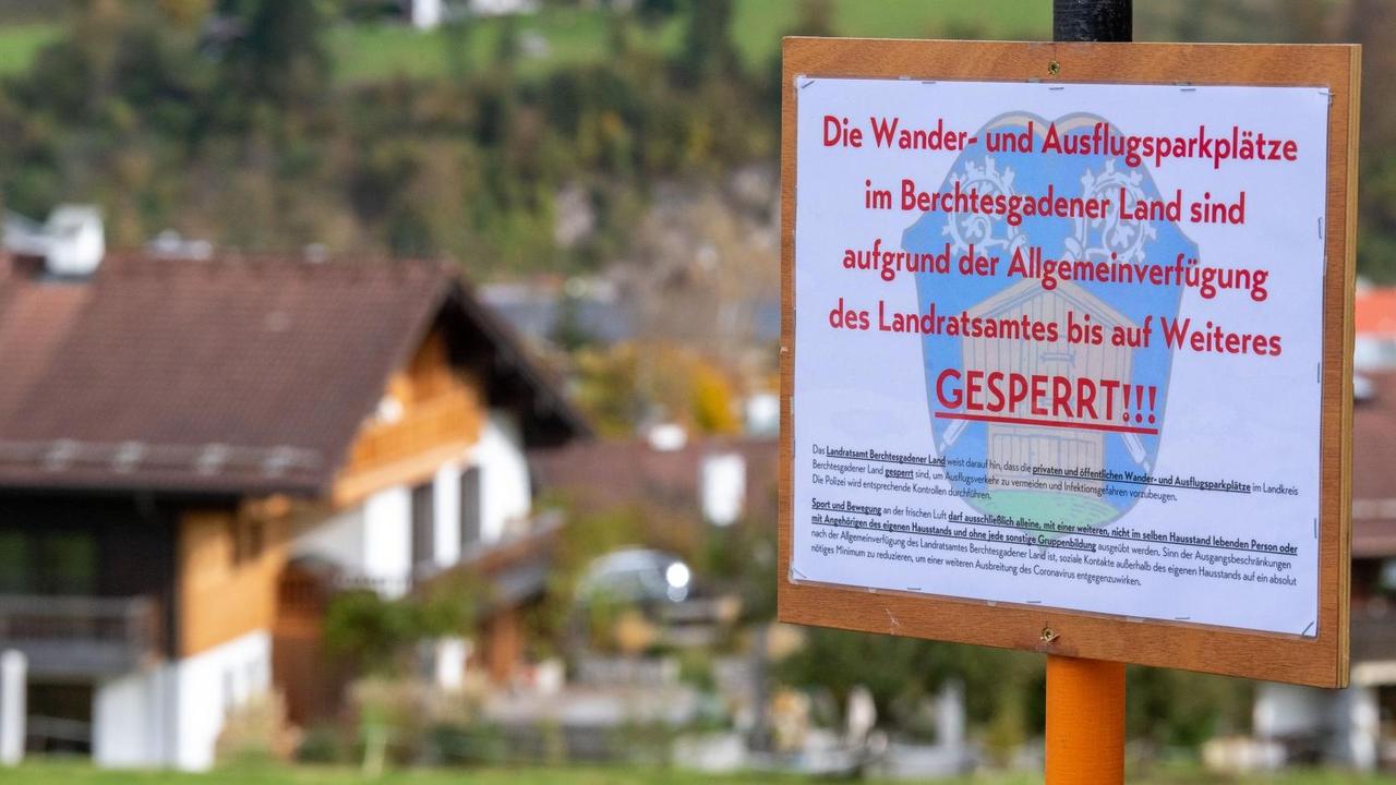Ein Schild an einem Wanderparkplatz weist auf die Sperre von Wanderwegen und Parkplätzen durch die Verfügung des Landratsamtes Berchtesdadener Land zur Eindämmung der Corona-Infektionen hin