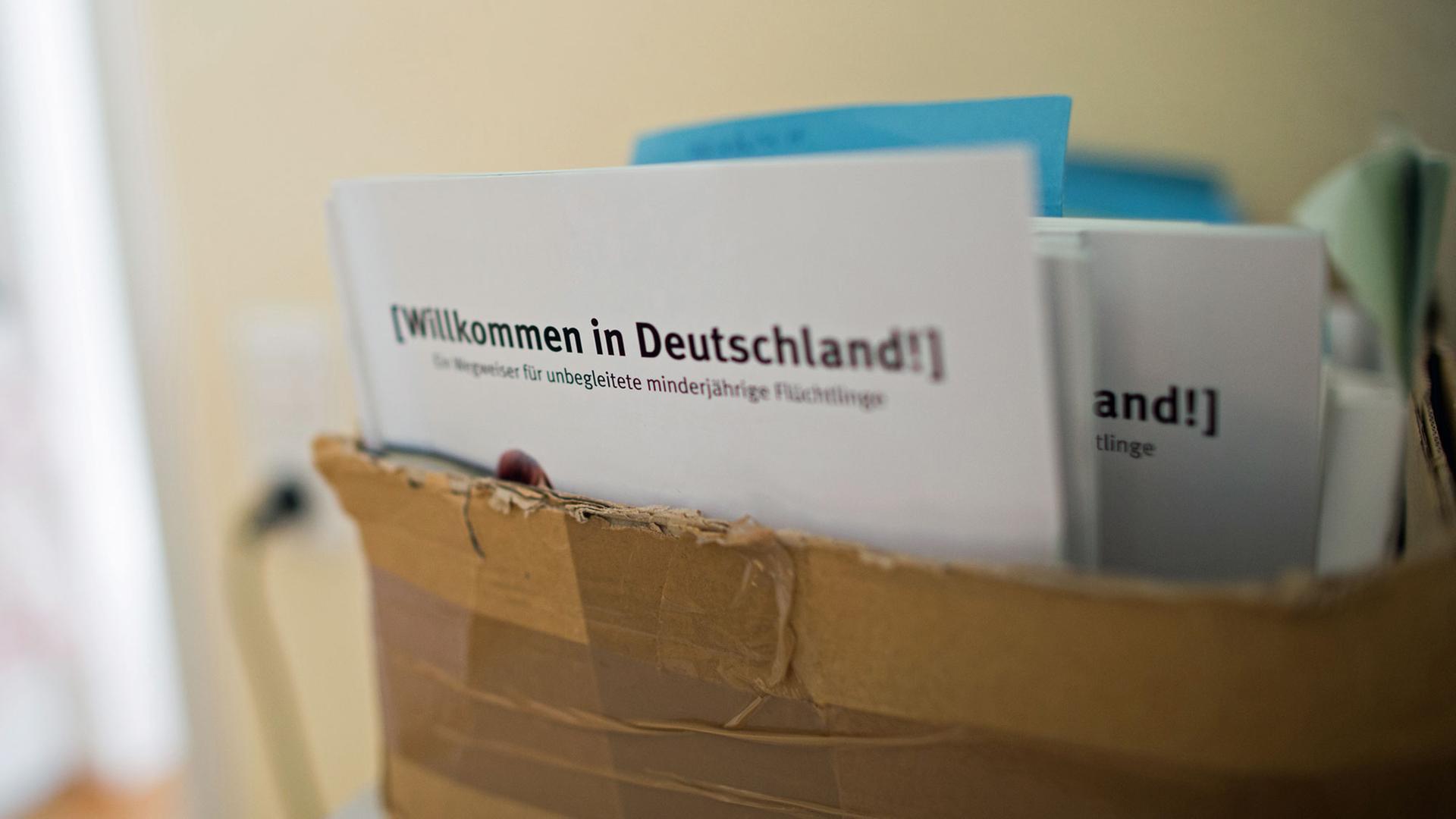 Willkommen in Deutschland" steht am 11.06.2015 im Cafe Zuflucht in Aachen (Nordrhein-Westfalen) auf einem Flyer. Tausende Flüchtlingskinder kommen jährlich allein ohne Eltern in Deutschland an. Willkommen in Deutschland" steht am 11.06.2015 im Cafe Zuflucht in Aachen (Nordrhein-Westfalen) auf einem Flyer. Tausende Flüchtlingskinder kommen jährlich allein ohne Eltern in Deutschland an.