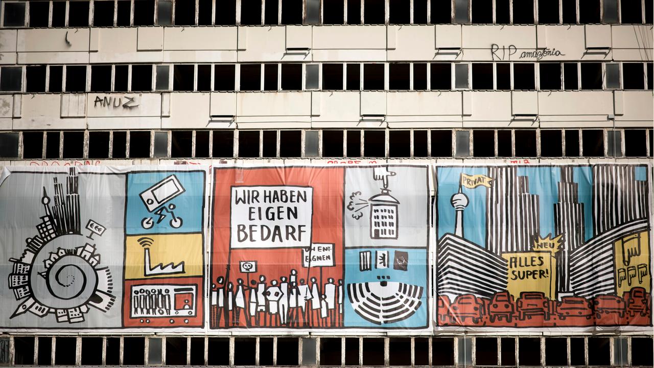 Haus der Statistik DEU, Deutschland, Germany, Berlin, 03.10.2019 Aussenansicht vom Haus der Statistik in Berlin Mitte. Seit 10 Jahren steht das Haus der Statistik mitten in Berlin leer. Auf Hinwirken der Initiative Haus der Statistik, einer Gruppe engagierter Kuenstler:innen, Architekt:innen, Kulturschaffender und Politikerinnen wurden 2015 die bisherigen Plaene für den Verkauf an Investoren und der geplante Abriss verhindert. Kunstaktion von Mieterorganisationen und politischen Initiativen gegen hohe steigende Mieten, teure Modernisierungen, Gentrifizierung, Verdraengung und Zwangsraeumungen. House of Statistics, Haus der Statistik in Berlin, Germany. The building was the former seat of the State Central Administration of Statistics SZS of the German Democratic Republic GDR. An art action was staged in order to prevent the sale of the b Haus der Statistik DEU, Deutschland, Germany, Berlin, 03.10.2019 Aussenansicht vom Haus der Statistik in Berlin Mitte. Seit 10 Jahren steht das Haus der Statistik mitten in Berlin leer. Auf Hinwirken der Initiative Haus der Statistik, einer Gruppe engagierter Kuenstler:innen, Architekt:innen, Kulturschaffender und Politikerinnen wurden 2015 die bisherigen Plaene für den Verkauf an Investoren und der geplante Abriss verhindert. Kunstaktion von Mieterorganisationen und politischen Initiativen gegen hohe steigende Mieten, teure Modernisierungen, Gentrifizierung, Verdraengung und Zwangsraeumungen. House of Statistics, Haus der Statistik in Berlin, Germany. The building was the former seat of the State Central Administration of Statistics SZS of the German Democratic Republic GDR. An art action was staged in order to prevent the sale of the b