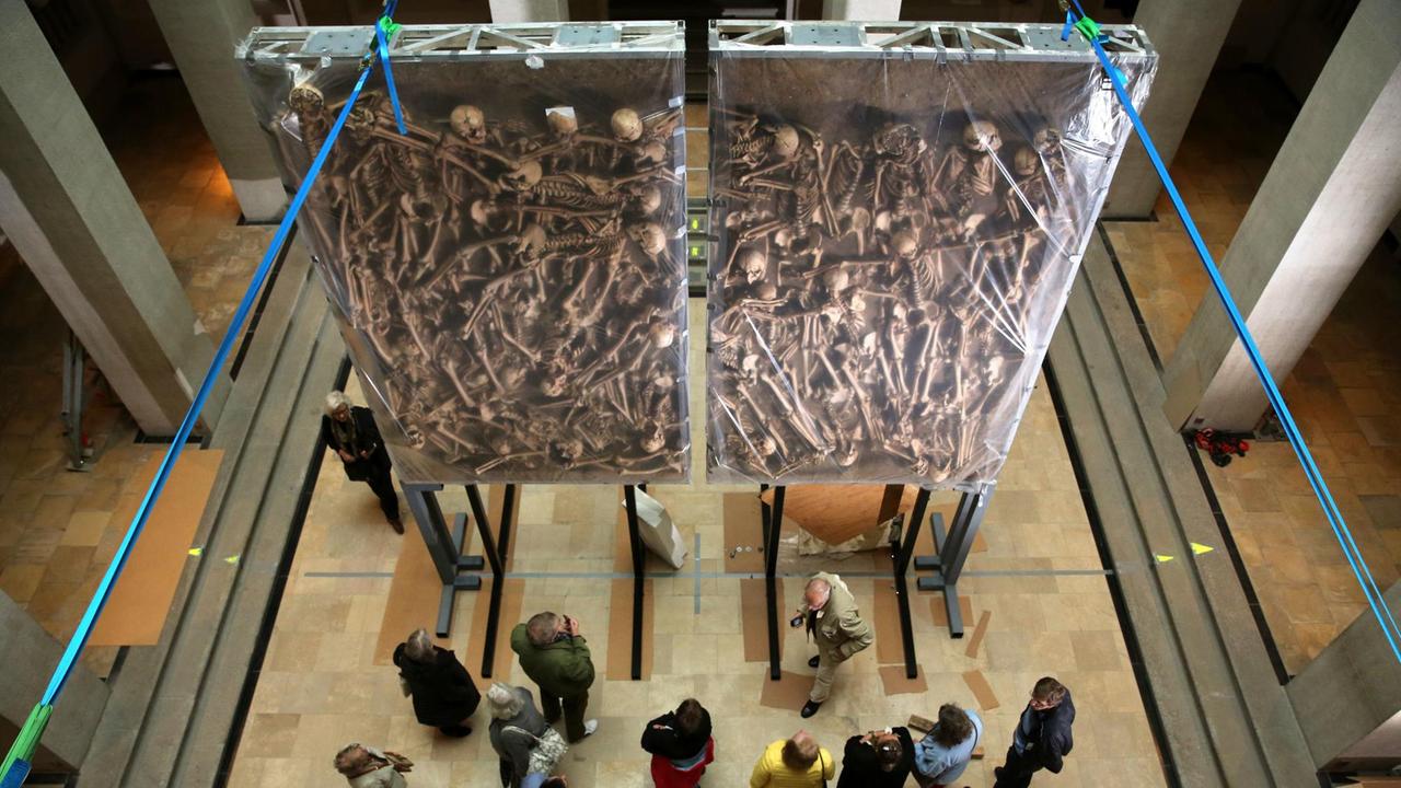 Massengrab der Schlacht bei Lützen im Landesmuseum in Halle/Saale (Sachsen-Anhalt) Massengrab der Schlacht bei Lützen im Landesmuseum in Halle/Saale (Sachsen-Anhalt)