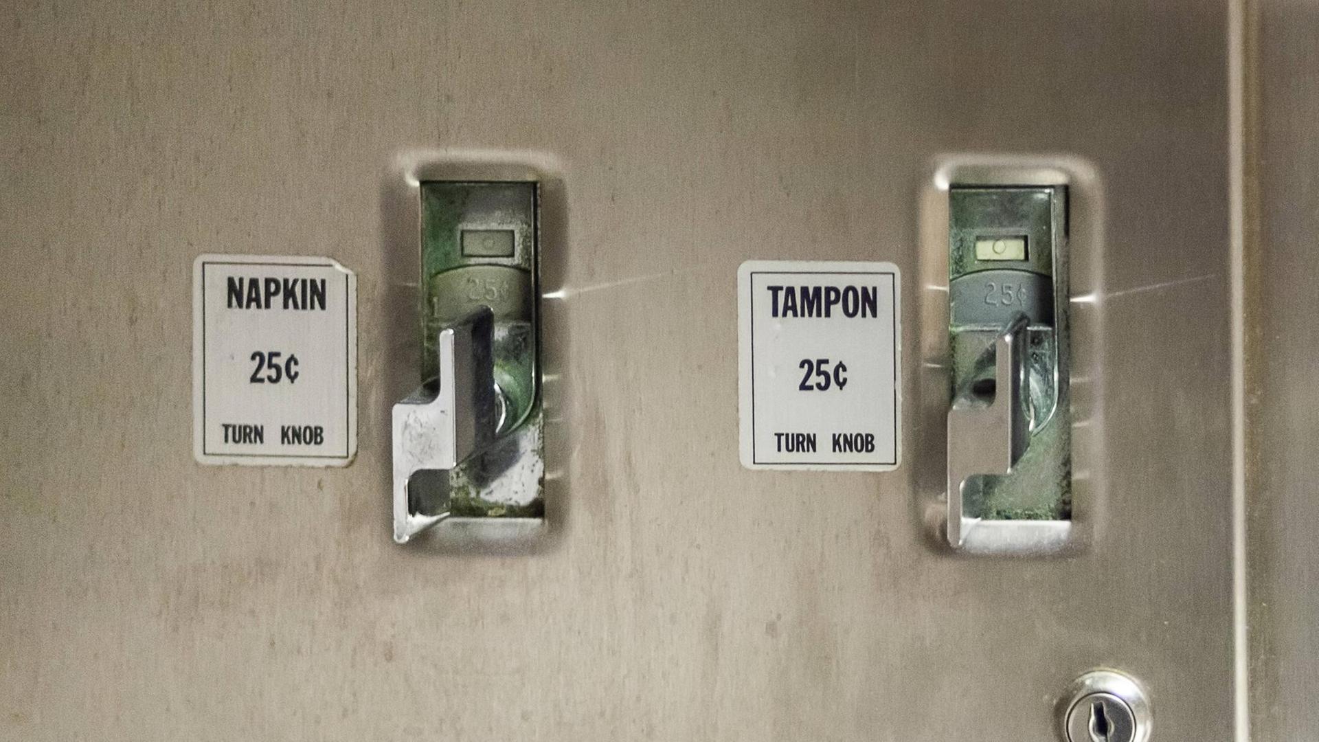 Ein Automat mit Binden und Tampons. Ein Automat mit Binden und Tampons.