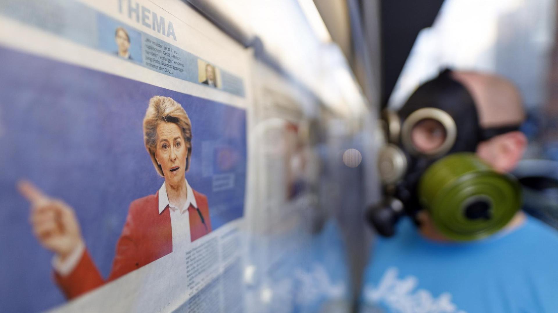 Ein Leser studiert die Schlagzeilen während der Coronakrise am Aushangkasten der Kölnischen Rundschau. Köln, 08.04.2020 | Verwendung weltweit Ein Leser studiert die Schlagzeilen während der Coronakrise am Aushangkasten der Kölnischen Rundschau. Köln, 08.04.2020 | Verwendung weltweit