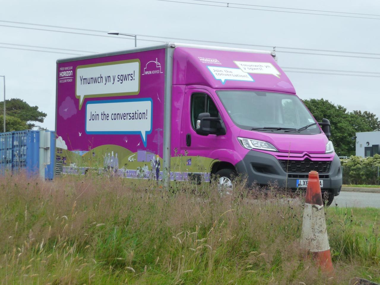 Ein Lieferwagen der Firma Horizon in Anglesey, die das Atomkraftwerk Wylfa betreibt. Horizon engagiert sich vor Ort in Schulen und Hochschulen, um Kinder und junge Menschen stärker für technische Themen zu interessieren. September 2017