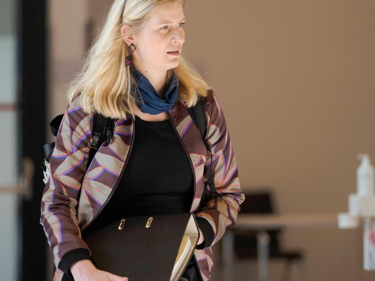 Die Grünen-Abgeordnete Madeleine Henfling im Thüringer Landtag. Sie wurde 2018 des Plenarsaals verwiesen, weil sie ihr Baby dabei hatte.