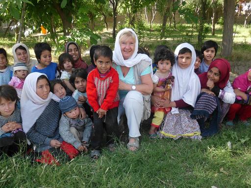 Sybille Schnehage mit afghanischen Kindern