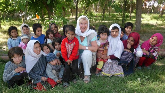 Sybille Schnehage mit afghanischen Kindern