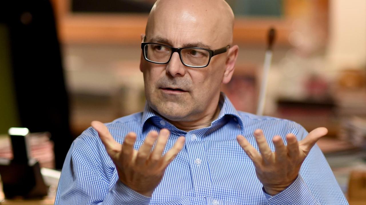 Schleswig-Holsteins Ministerpräsident Torsten Albig in einer Gesprächssituation Schleswig-Holsteins Ministerpräsident Torsten Albig in einer Gesprächssituation