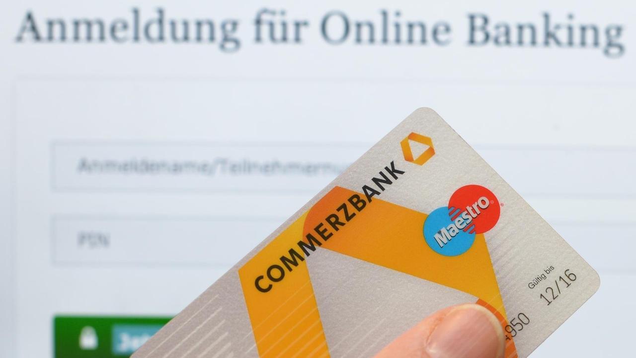 ILLUSTRATION - Ein Hand hält am 22.12.2014 in Frankfurt am Main (Hessen) eine Commerzbank-EC-Karte vor eine Anmeldeseite für das Commerzbank Online-Banking. Das Geldinstitut will Bankgeschäfte per Internet und Smartphone attraktiver machen und bietet ihren Kunden künftig vollen Schutz vor Schäden beim Online-Banking ILLUSTRATION - Ein Hand hält am 22.12.2014 in Frankfurt am Main (Hessen) eine Commerzbank-EC-Karte vor eine Anmeldeseite für das Commerzbank Online-Banking. Das Geldinstitut will Bankgeschäfte per Internet und Smartphone attraktiver machen und bietet ihren Kunden künftig vollen Schutz vor Schäden beim Online-Banking