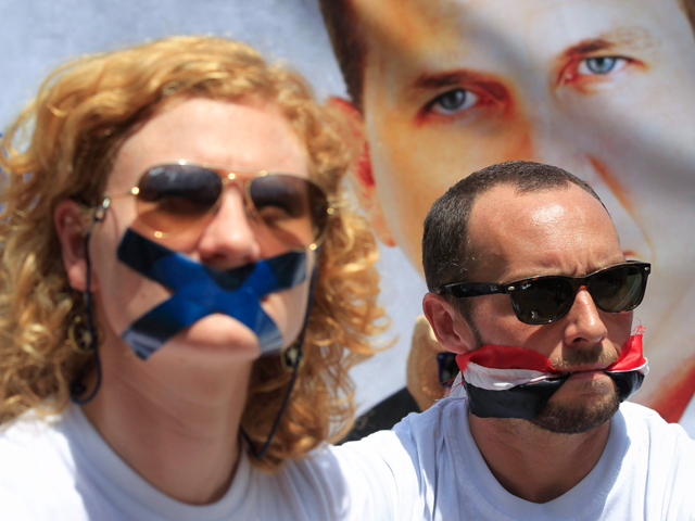 Al-Dschasira Journalisten protestieren in Nairobi gegen die Inhaftierung ihrer Kollegen in Ägypten, eine Frau und ein Mann mit zugeklebten Mündern und Sonnenbrille Al-Dschasira Journalisten protestieren in Nairobi gegen die Inhaftierung ihrer Kollegen in Ägypten, eine Frau und ein Mann mit zugeklebten Mündern und Sonnenbrille