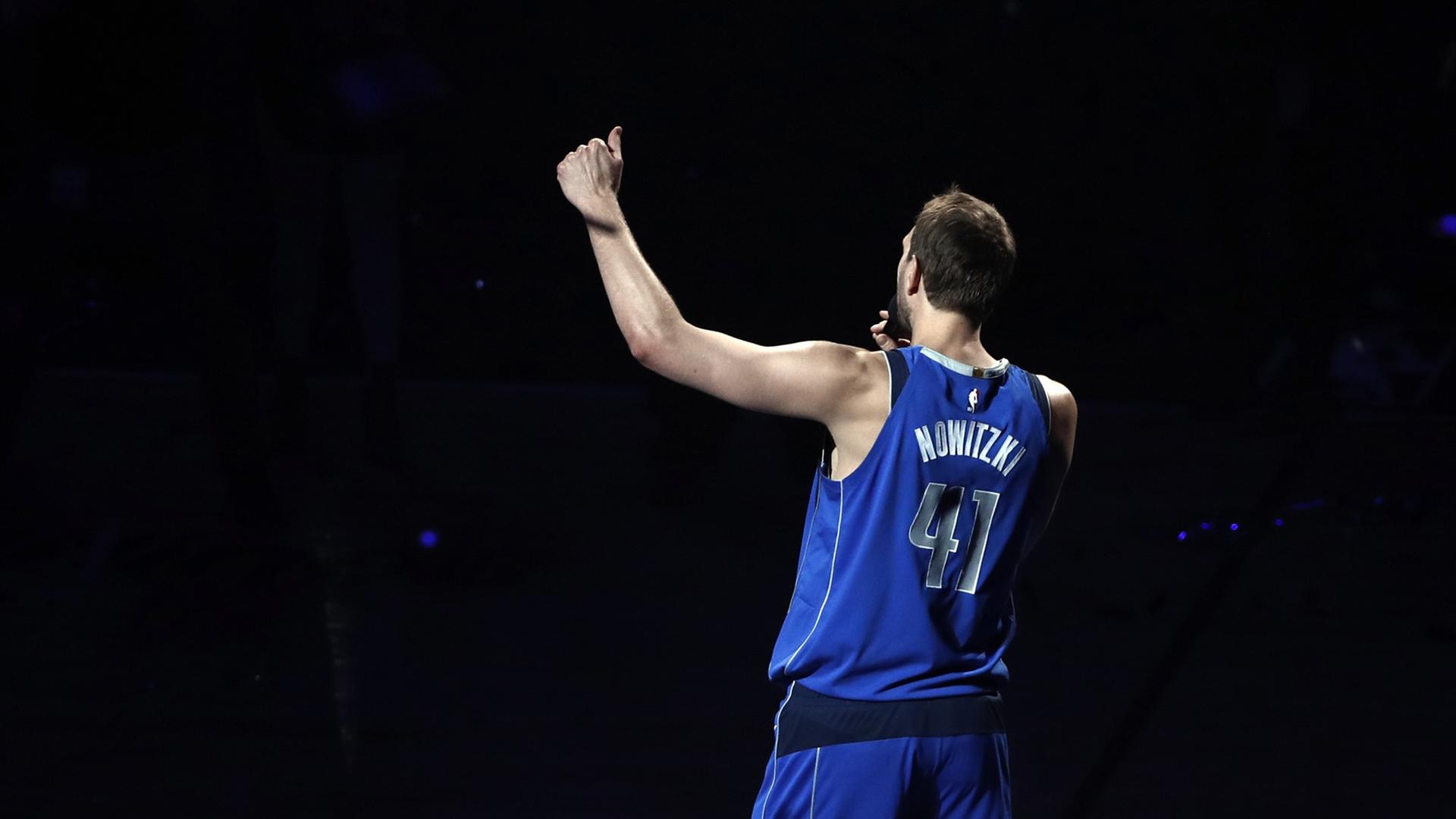 Dirk Nowitzki macht eine Geste in Richtung seiner Fans. Dirk Nowitzki macht eine Geste in Richtung seiner Fans.