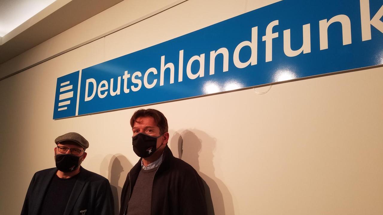 Philipp Walter (l), Geschäftsführer der Kölner Haie, und Uwe Krupp (r), Cheftrainer der Kölner Haie, im Deutschlandfunk-Studio Philipp Walter (l), Geschäftsführer der Kölner Haie, und Uwe Krupp (r), Cheftrainer der Kölner Haie, im Deutschlandfunk-Studio