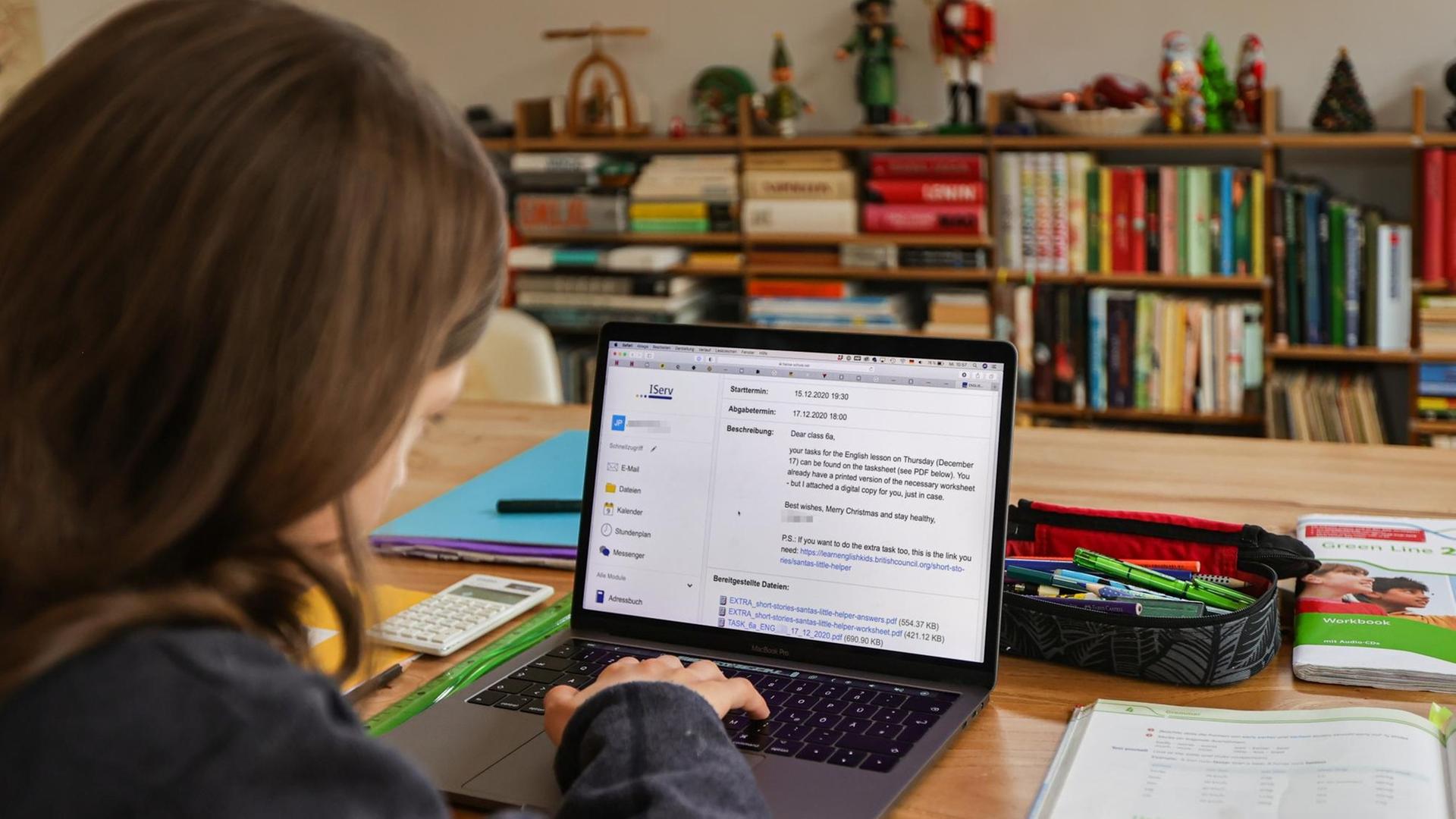 Gymnasiast beim Online-Lernen an einem Laptop Gymnasiast beim Online-Lernen an einem Laptop